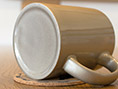 メタリックカラーの陶器製マグカップ