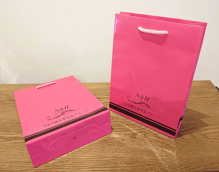 ピンクが鮮やかな接骨院様のオリジナル紙袋製作事例 紙袋販売net