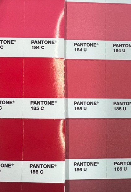 同じPANTONE185でもC（コート紙）とU（上質紙や晒クラフト紙）で色が違う