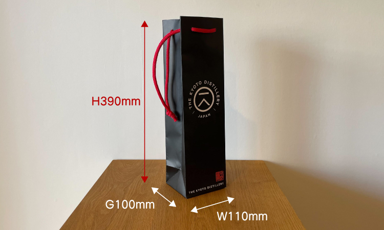 お酒のボトルに合わせた紙袋サイズ　正面幅110×高さ390×マチ100mm