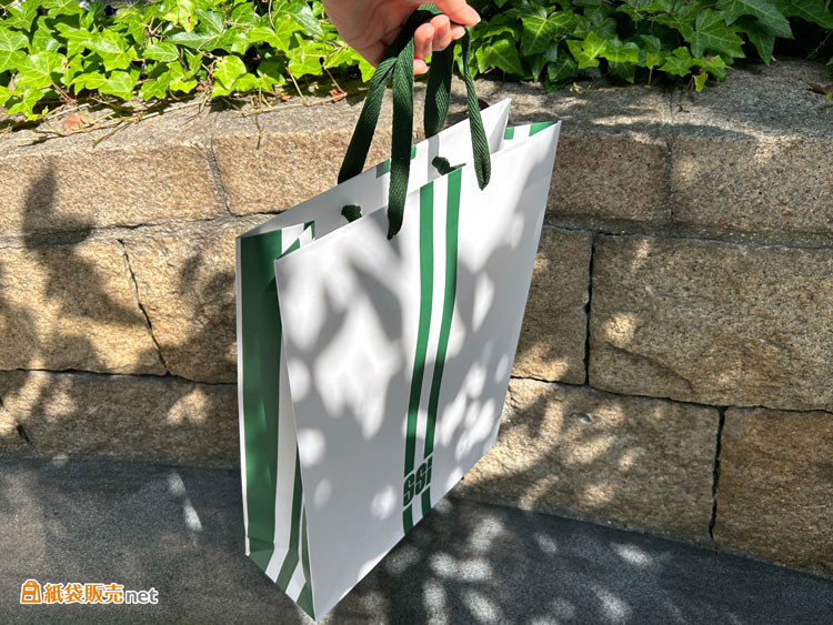 緑色と白で爽やかで落ち着いた印象のオリジナル紙袋