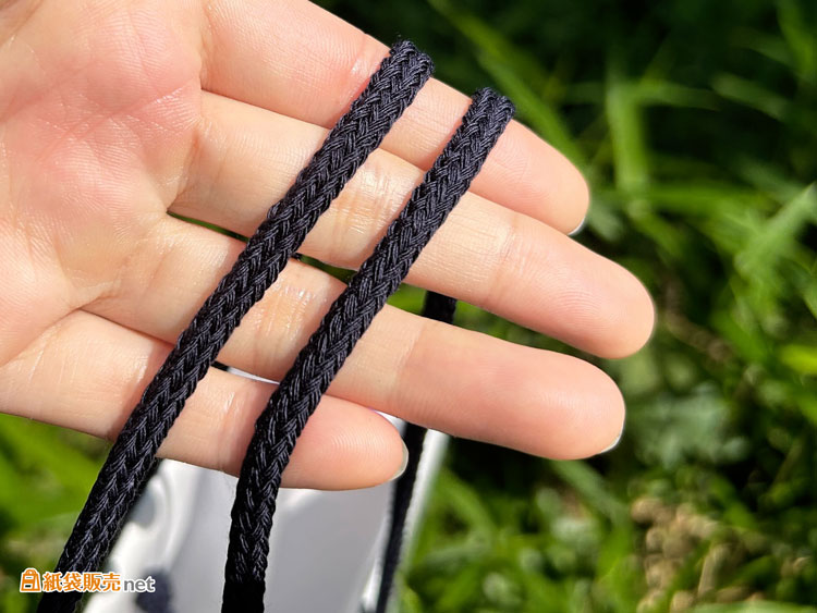 紙袋のアクセントにもなるアクリルスピンドル紐