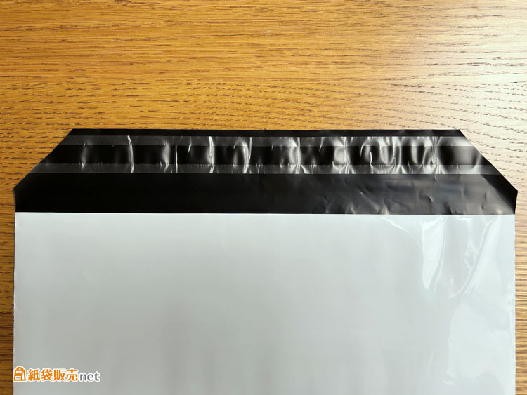 宅配ビニール袋の上部には袋を閉じる為のテープが付いている