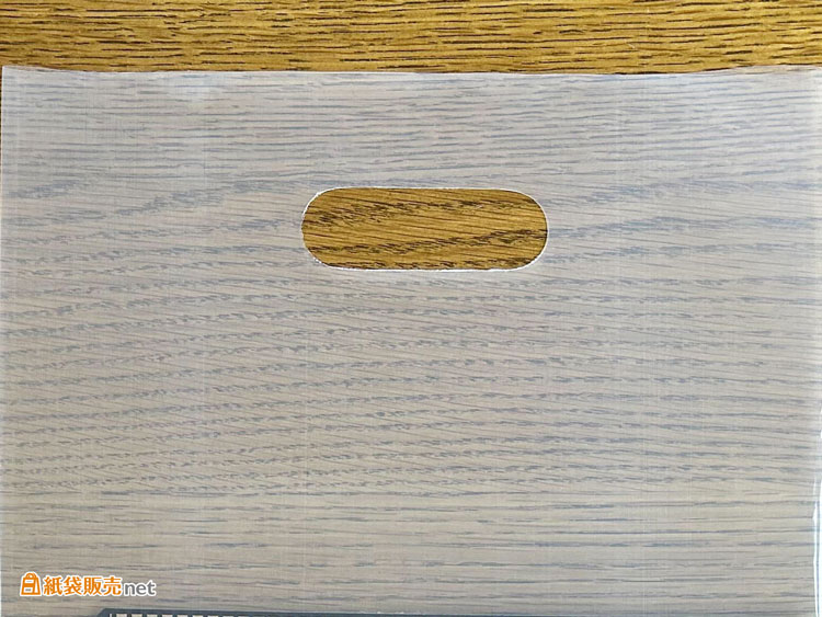 持ち手は小判型手穴でかさばらずコストも削減