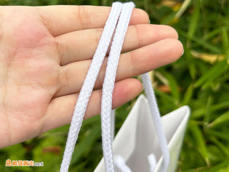 人気のアクリルスピンドル紐をハンドル部分に採用