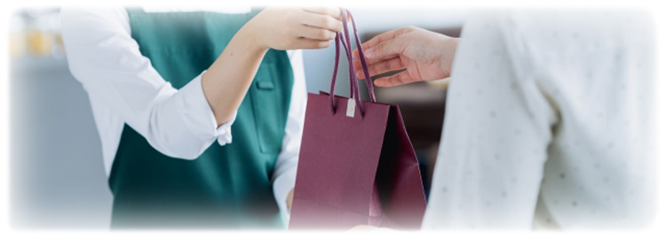 テイクアウト紙袋を渡すイメージ