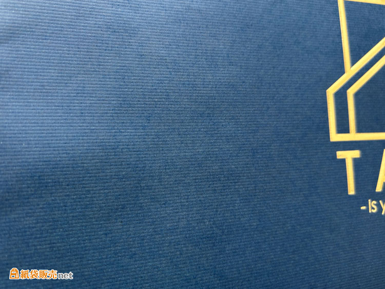 ストライプのエンボス加工で紙袋の質感をアップ