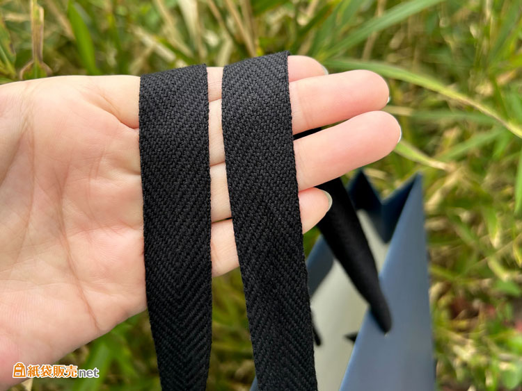 紙袋のハンドルはアクリル平紐