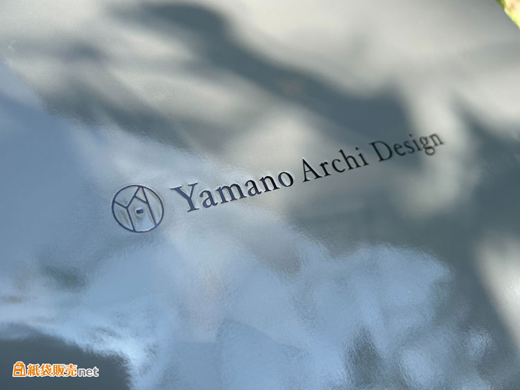 黒箔押し印刷でロゴを際立たせ、重厚感のあるオリジナル紙袋