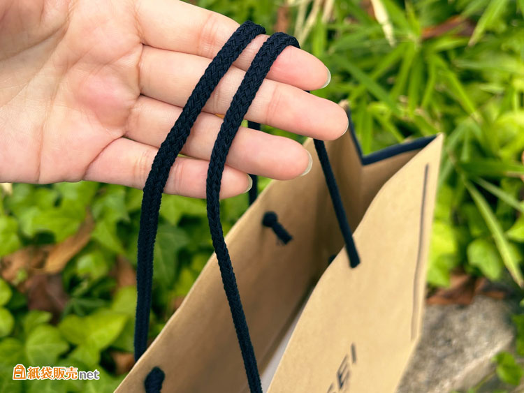 紙袋のハンドルは人気のアクリルスピンドル紐