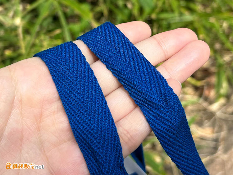 ハンドルは手触りが柔らかく持ちやすいアクリル平紐