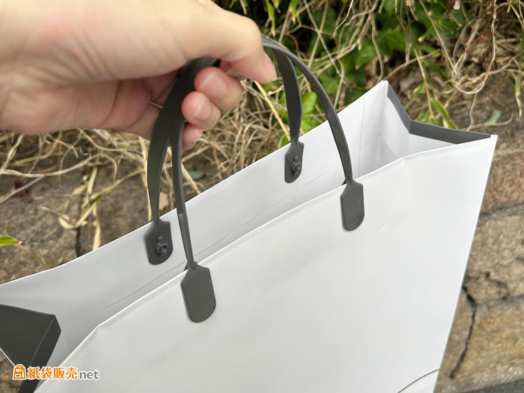 紙袋の上部を閉じることができるハッピータック