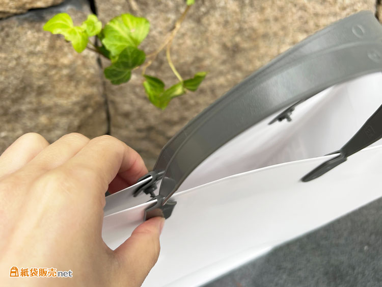 紙袋の上部を閉じることができるハッピータック