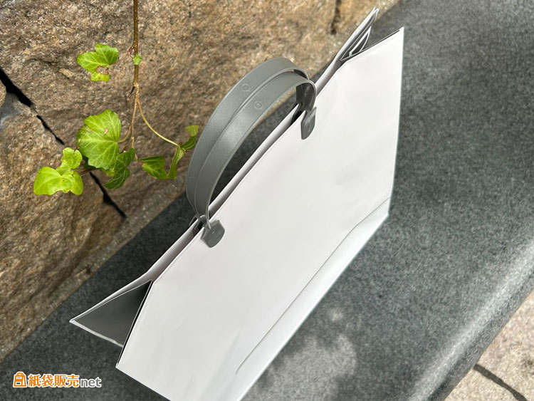 紙袋の上部を閉じることができるハッピータック