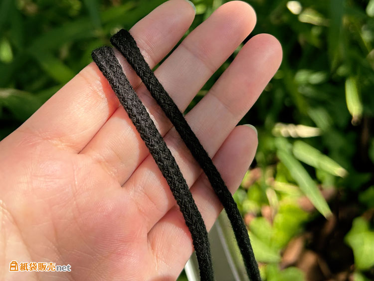 紙袋のハンドルはアクリルスピンドル紐