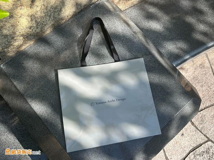 グレーのベタ印刷で上質な印象のオリジナル紙袋