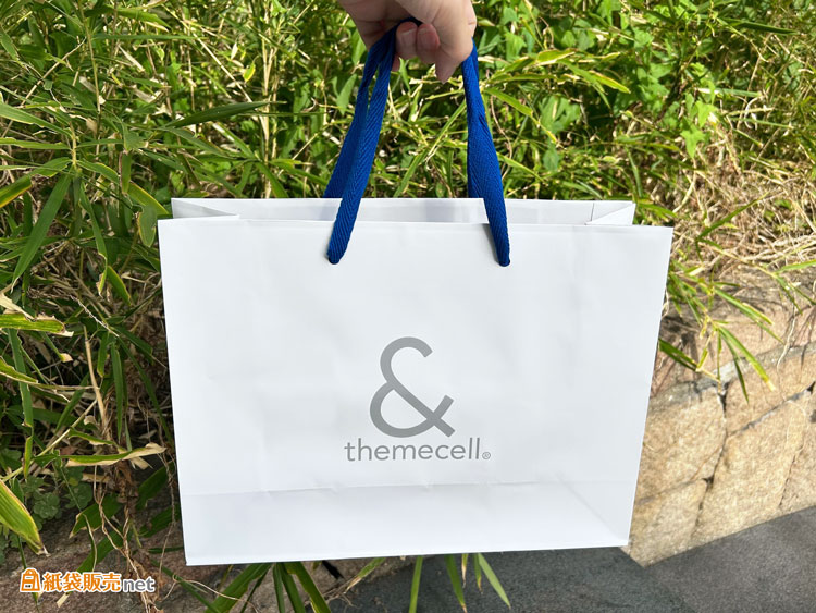 印刷色のグレーと紐色の青のコントラストが美しいオリジナル紙袋