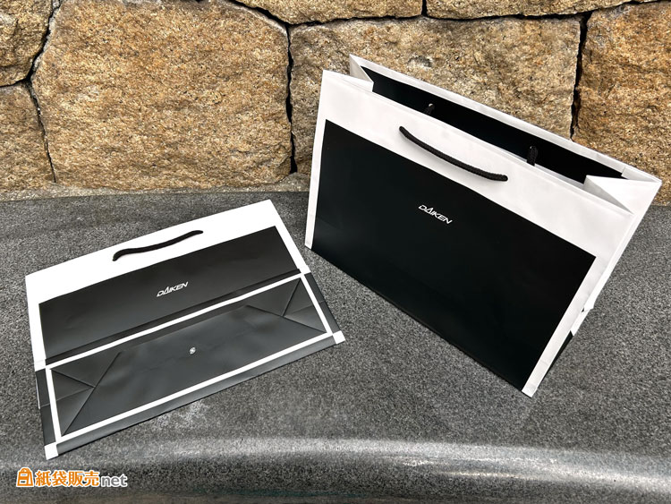 白と黒を基調としたモノトーンのデザインのオリジナル紙袋