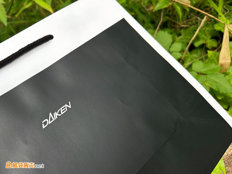 スタイリッシュな印象のオリジナル紙袋