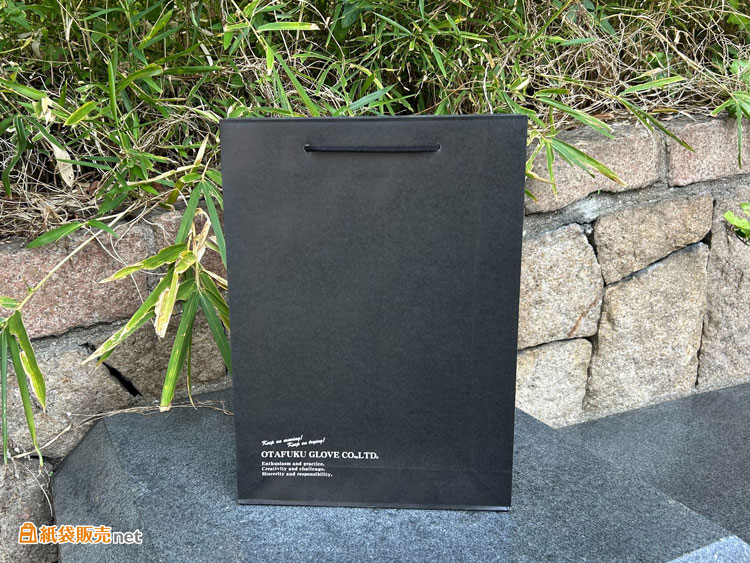 「黒」を基調としたオリジナル紙袋は、上品でありながら洗練された印象