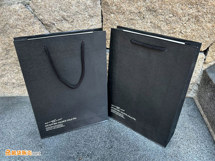 黒ベタ印刷が際立つ上品なデザインのオリジナル紙袋