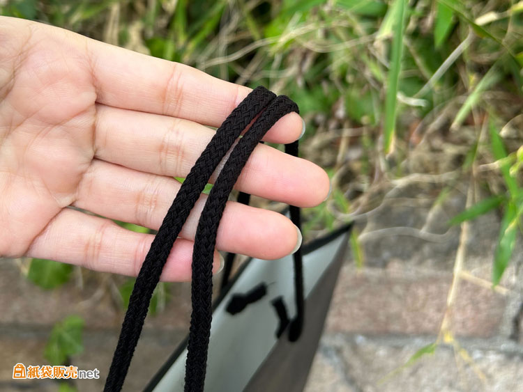 持ちやすく上品なアクリルスピンドル紐