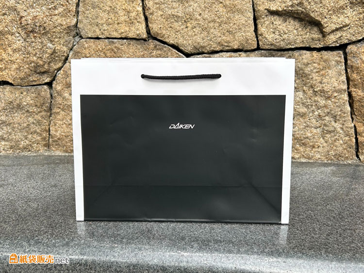 洗練されたモノトーン×額縁デザインのオリジナル紙袋