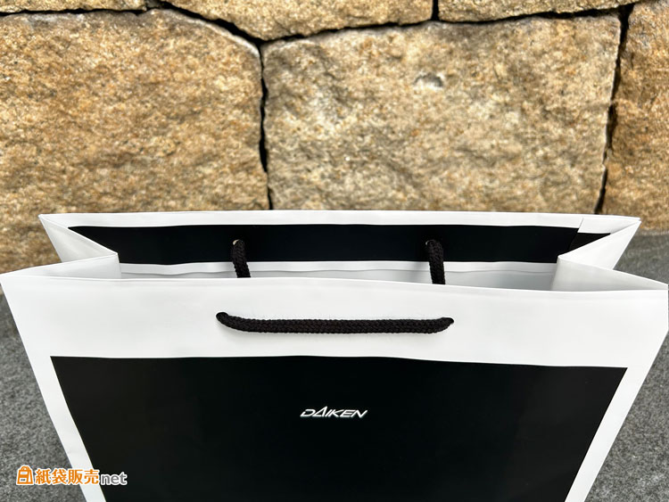 洗練されたモノトーン×額縁デザインのオリジナル紙袋