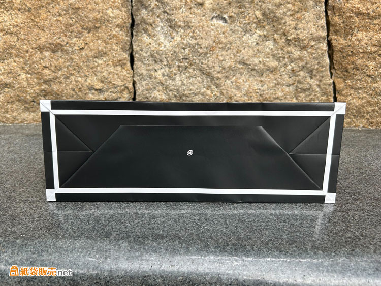 洗練されたモノトーン×額縁デザインのオリジナル紙袋