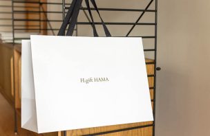 ロゴ箔押しで高級感のある、オリジナルサイズ製作のマチ広紙袋