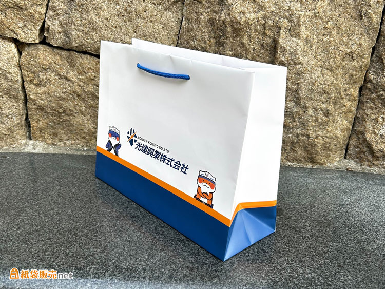 A4書類が横に入るMJサイズで実用性も確保した紙袋