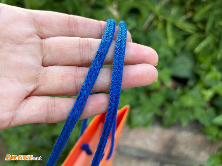 アクリルスピンドル紐で紙袋に上品さをプラス