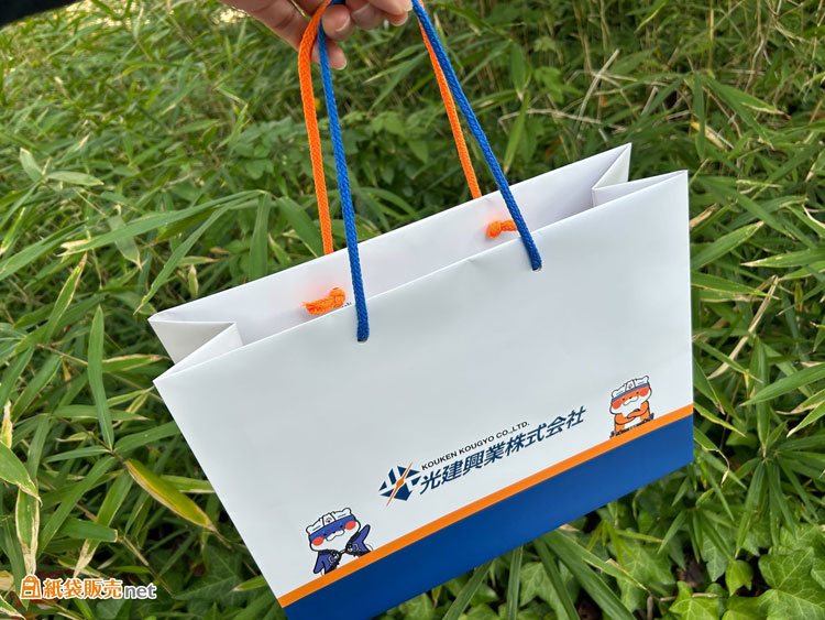 紙袋の配色に合わせて紐色を使い分け