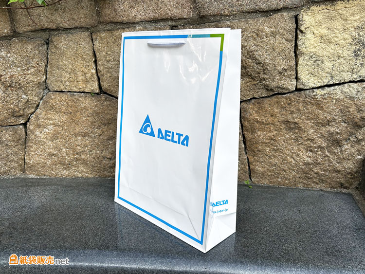 A3サイズの用紙が縦に入るサイズ感のオリジナル紙袋