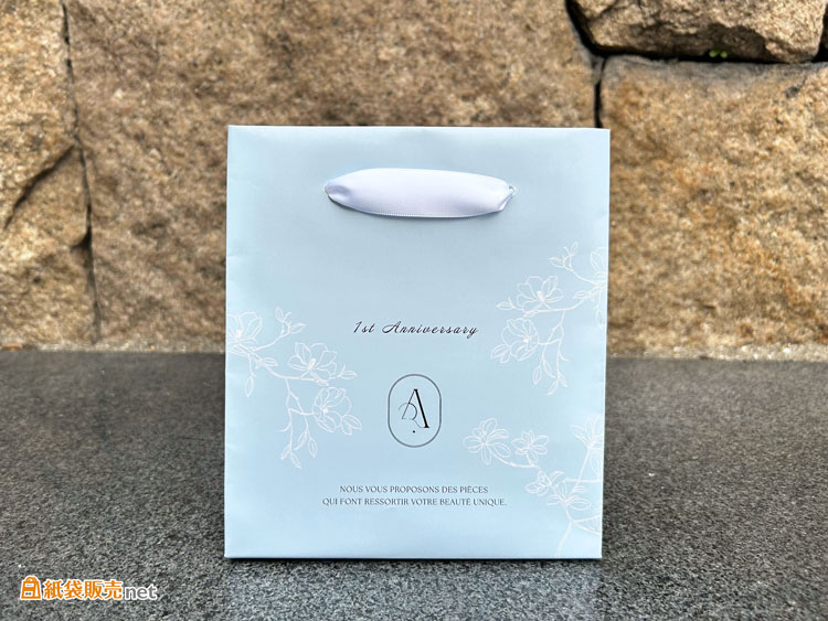 淡い水色が印象的な全面フルカラー印刷の紙袋