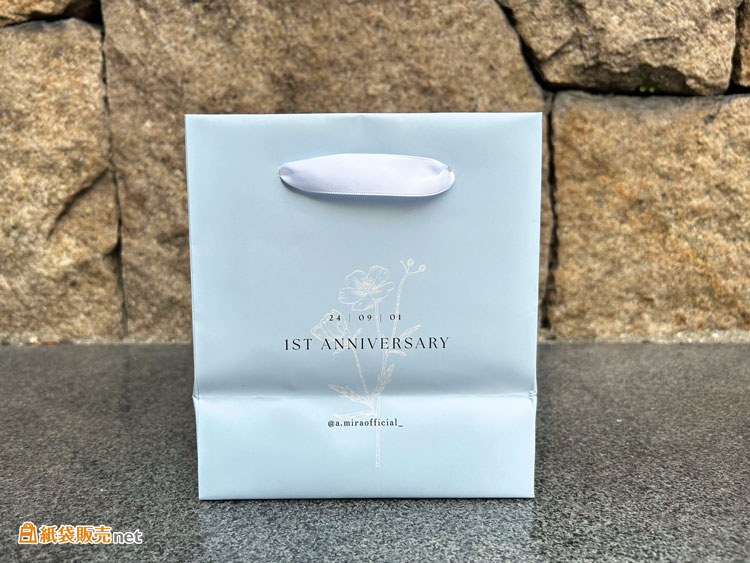 紙袋の表裏で異なるデザインを採用することで、見せ方に変化をつけられる