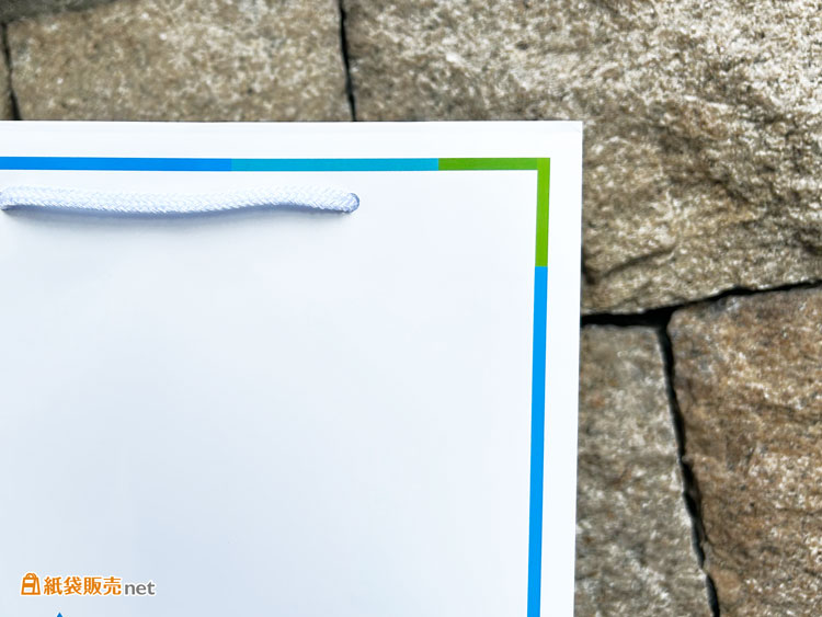 右上角に緑系カラーをあしらうことで、さりげないアクセント