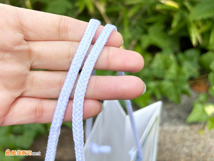 ハンドルには、人気ナンバーワンの「アクリルスピンドル紐」