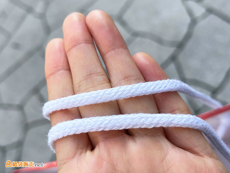 アクリルスピンドル紐で持ちやすさと高級感をプラス