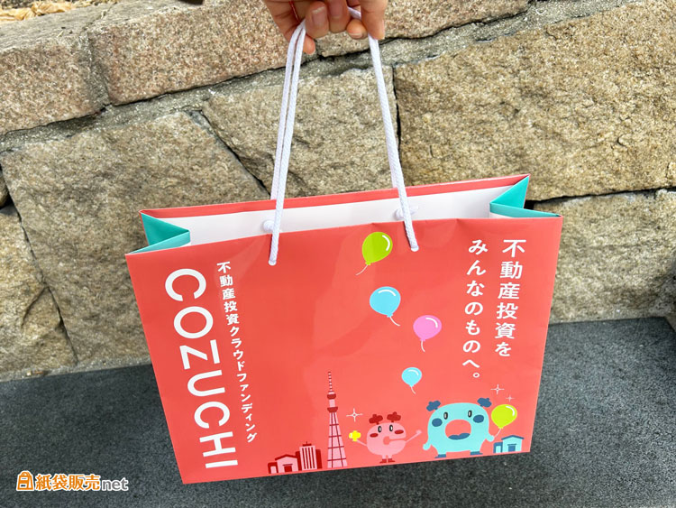 手に馴染みやすく、持ちやすい紙袋の紐