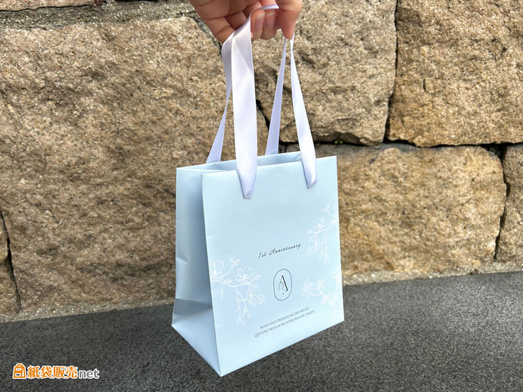 高級感を演出するサテンリボンハンドルのオリジナル紙袋