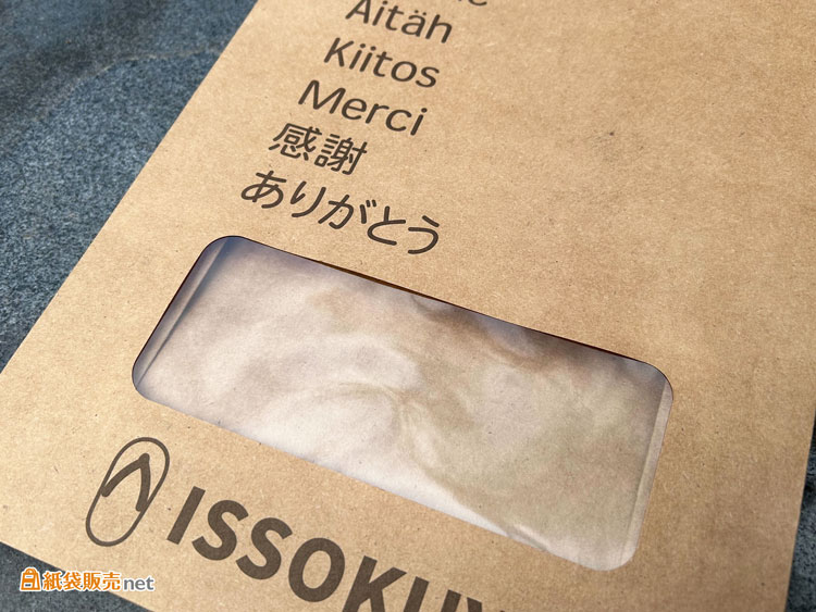 窓付き仕様で布ぞうりの魅力を伝えるオリジナル紙袋