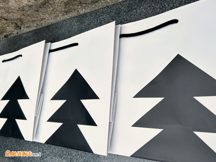 短納期プランの規格サイズ紙袋は、印刷から製袋まで機械で生産するため短納期での対応が可能