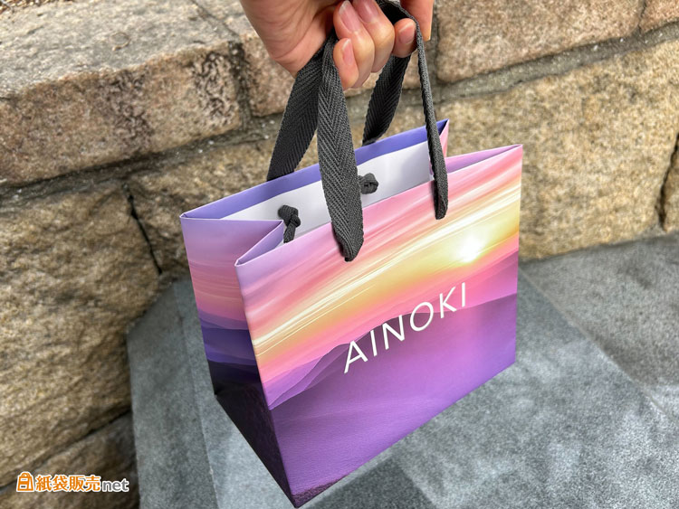 化粧品ブランド様の魅力をしっかりと伝える仕上がりのオリジナル紙袋