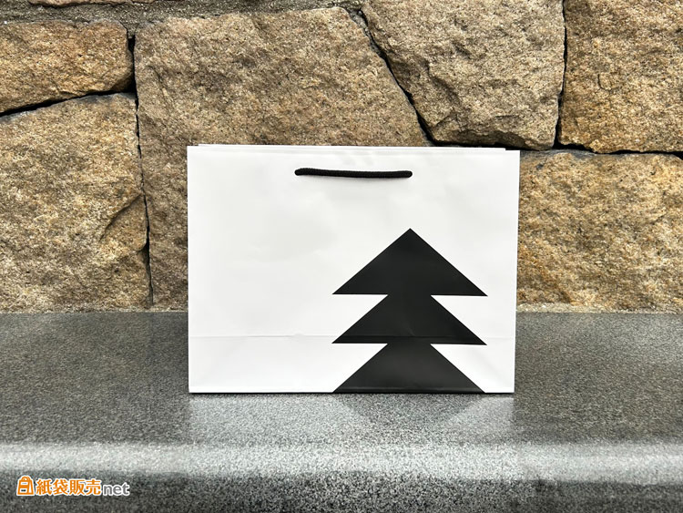 黒1色でツリーをモチーフにした大胆なデザインのオリジナル紙袋