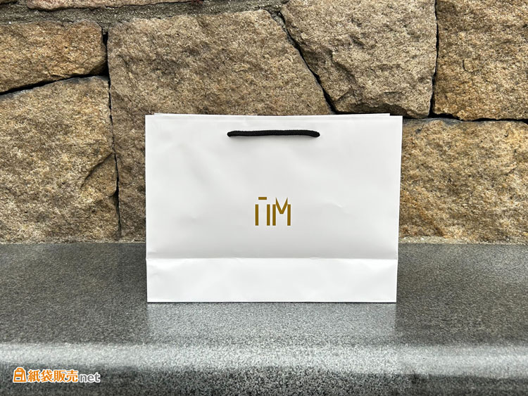 オリーブカラーでブランドロゴを印刷したオリジナル紙袋