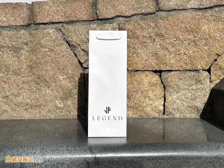 シンプルながら高級感のあるデザインのオリジナル紙袋