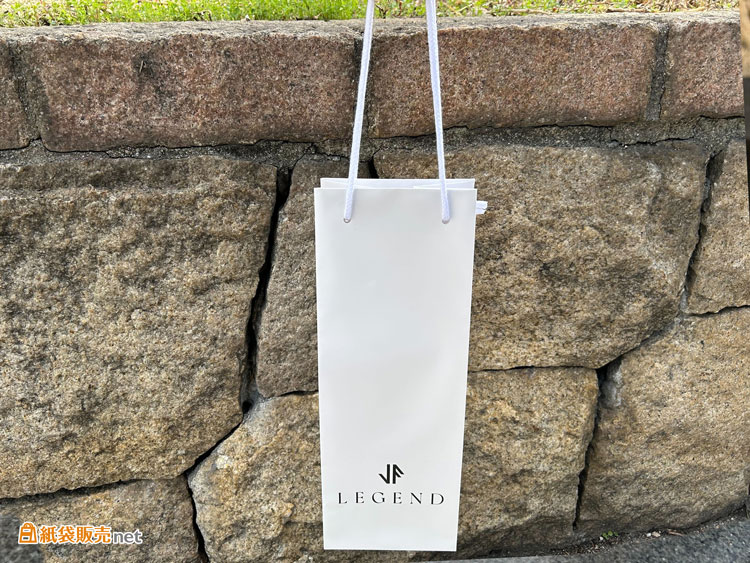 紙袋本体のカラーと統一感があり、またロゴが一段と際立つ仕上がり