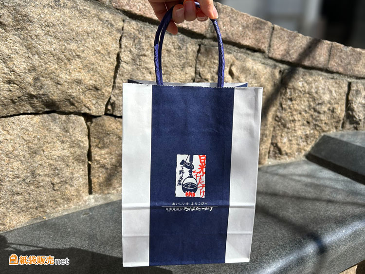 紐色と紙袋のデザインカラーを合わせることで全体に統一感