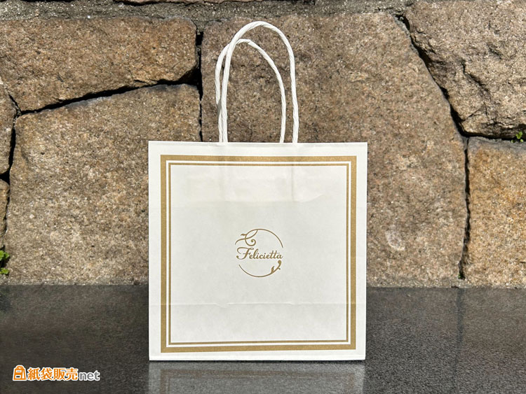 上品さを強調する額縁デザインの紙袋